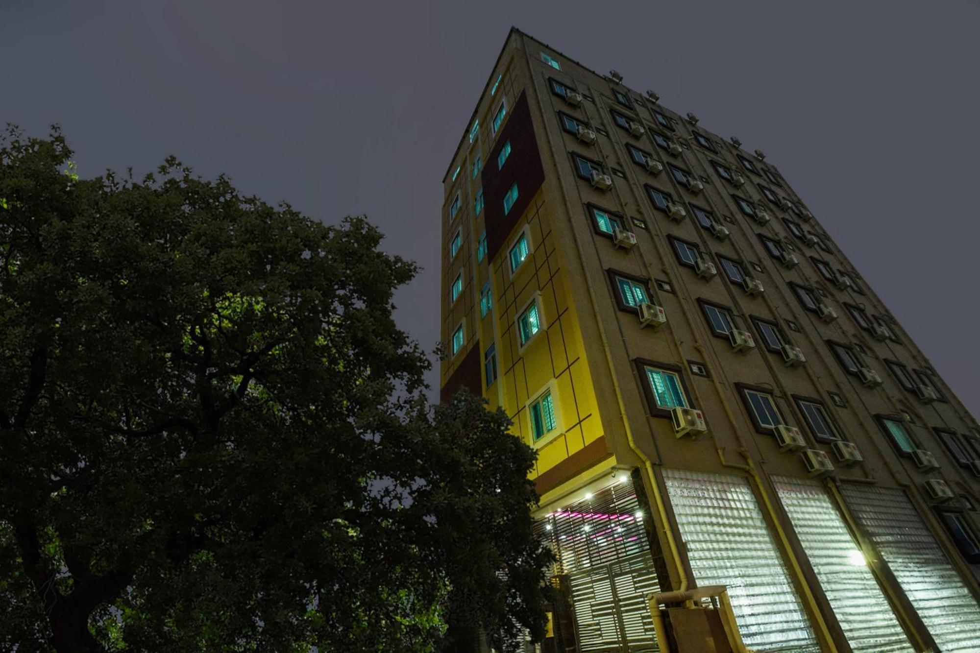 Super Townhouse Kokapet Formerly Aarian Tej Nilayam Gundipet Bagian luar foto
