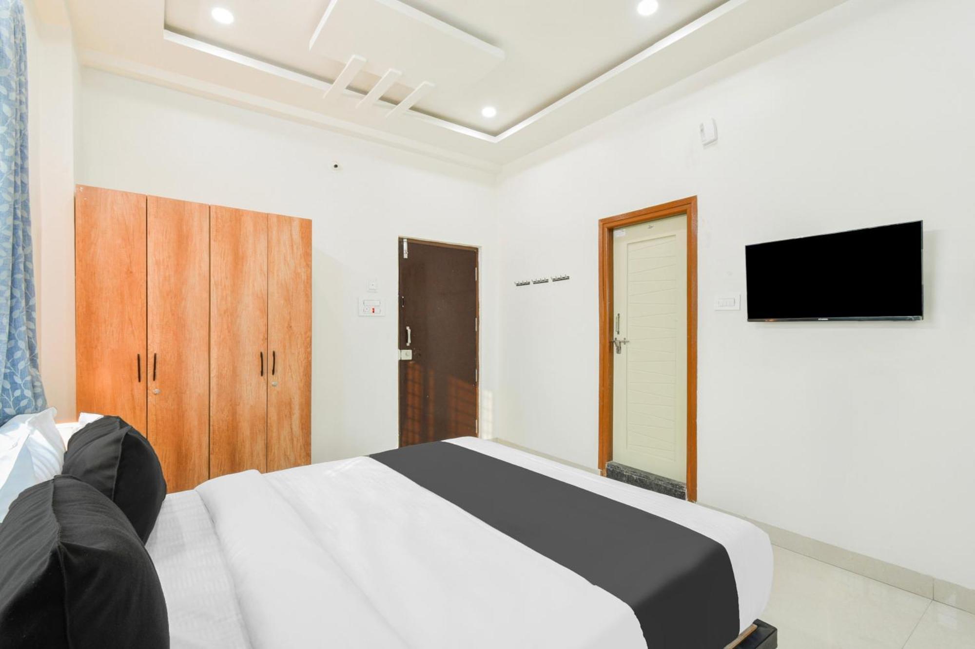 Super Townhouse Kokapet Formerly Aarian Tej Nilayam Gundipet Bagian luar foto