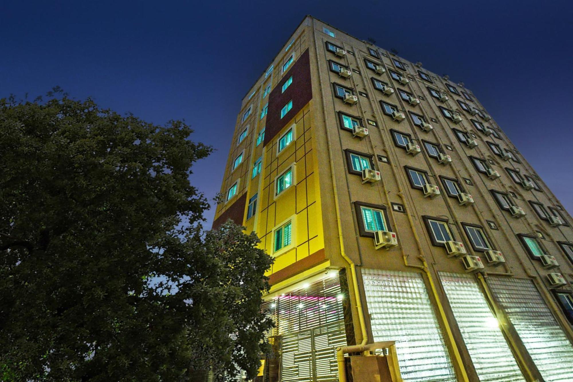 Super Townhouse Kokapet Formerly Aarian Tej Nilayam Gundipet Bagian luar foto
