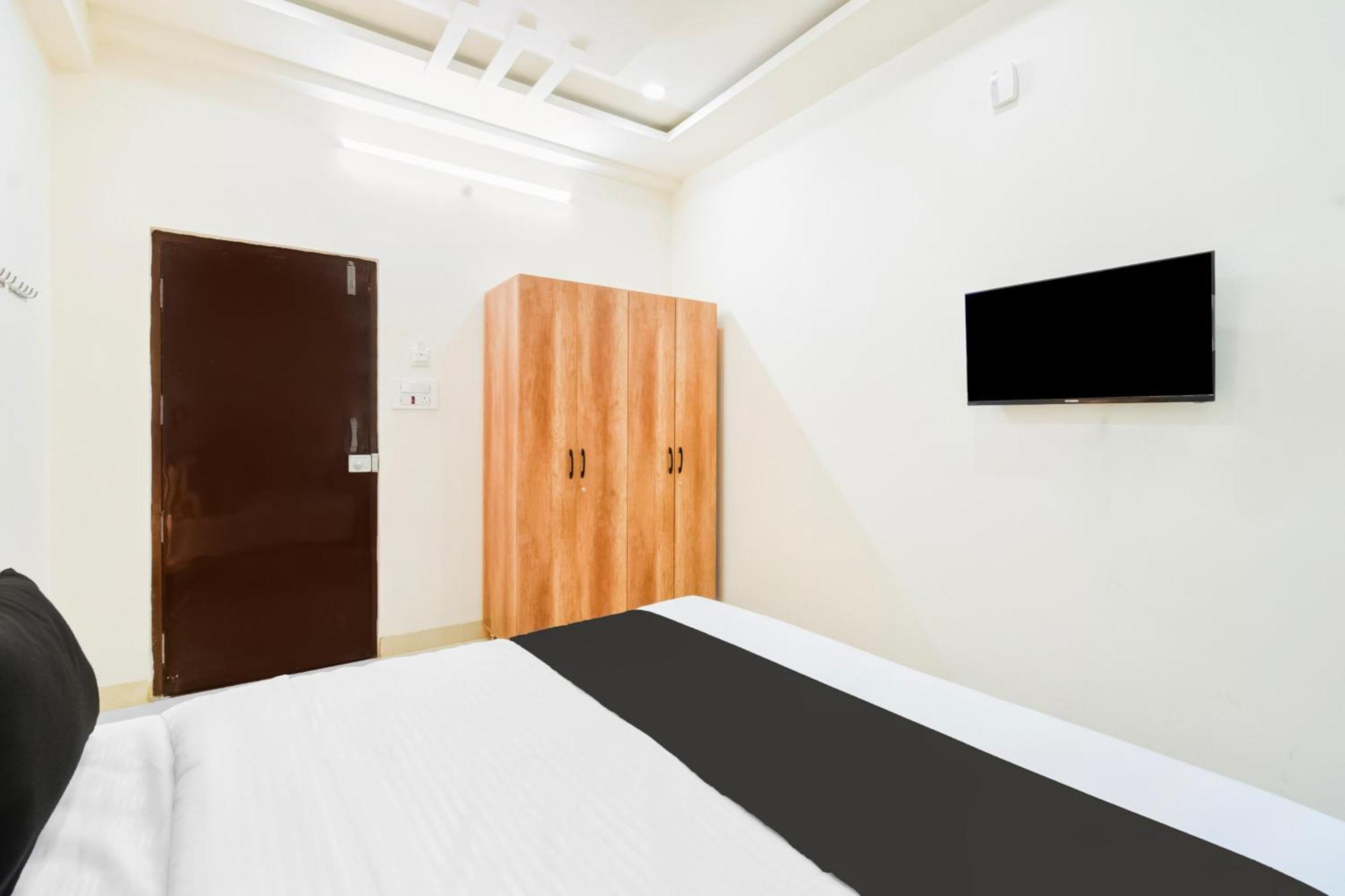 Super Townhouse Kokapet Formerly Aarian Tej Nilayam Gundipet Bagian luar foto