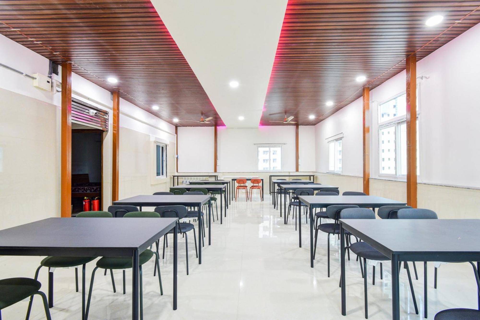 Super Townhouse Kokapet Formerly Aarian Tej Nilayam Gundipet Bagian luar foto