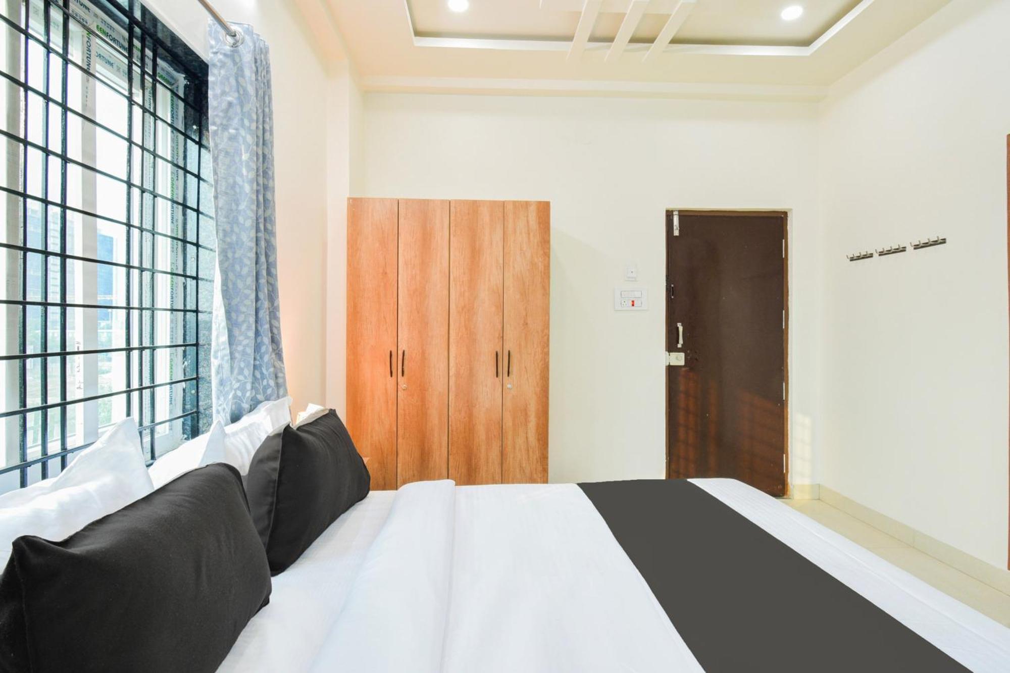 Super Townhouse Kokapet Formerly Aarian Tej Nilayam Gundipet Bagian luar foto