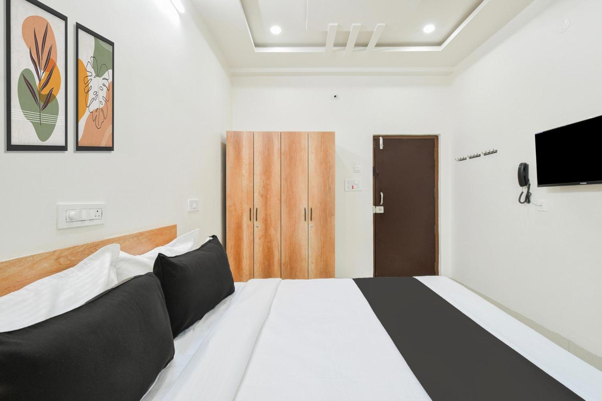 Super Townhouse Kokapet Formerly Aarian Tej Nilayam Gundipet Bagian luar foto
