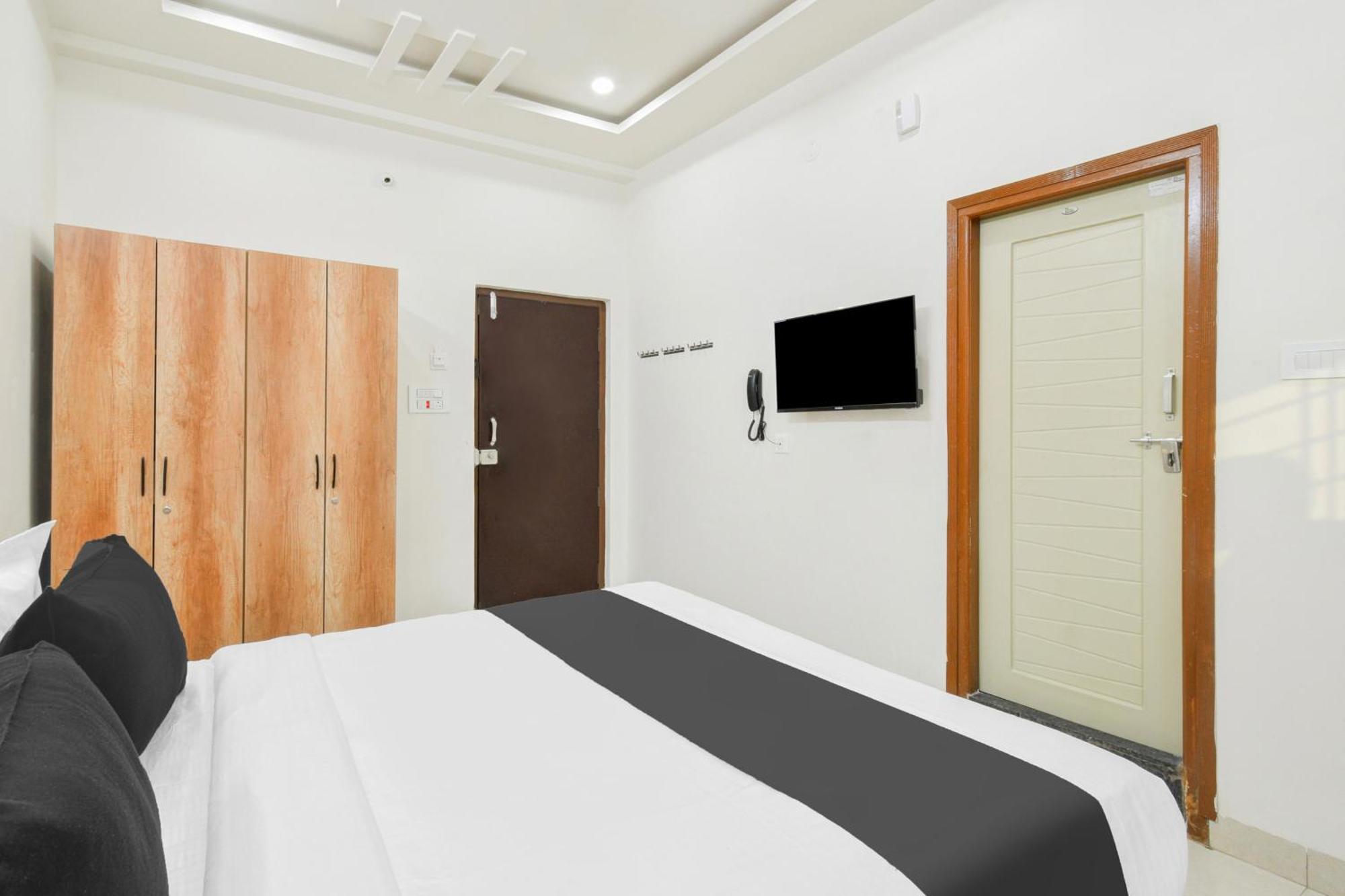 Super Townhouse Kokapet Formerly Aarian Tej Nilayam Gundipet Bagian luar foto