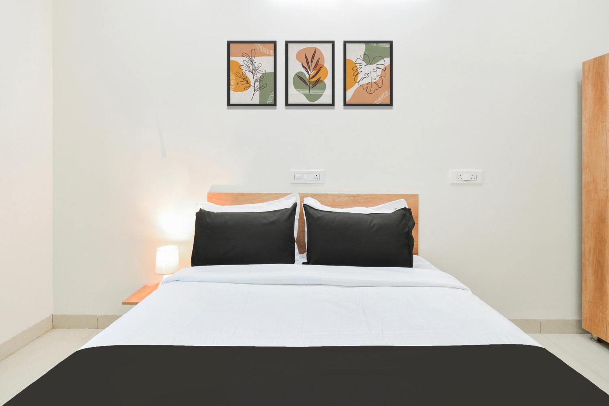 Super Townhouse Kokapet Formerly Aarian Tej Nilayam Gundipet Bagian luar foto