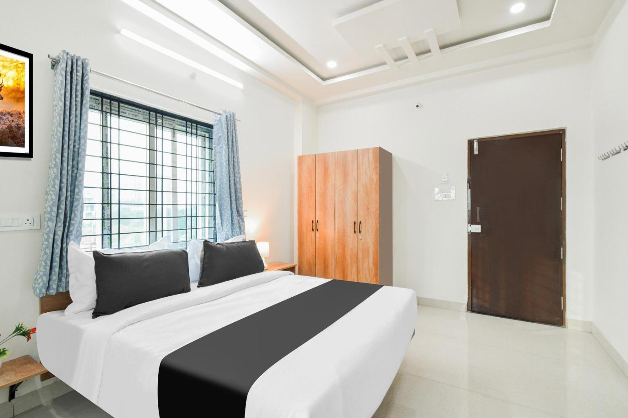 Super Townhouse Kokapet Formerly Aarian Tej Nilayam Gundipet Bagian luar foto