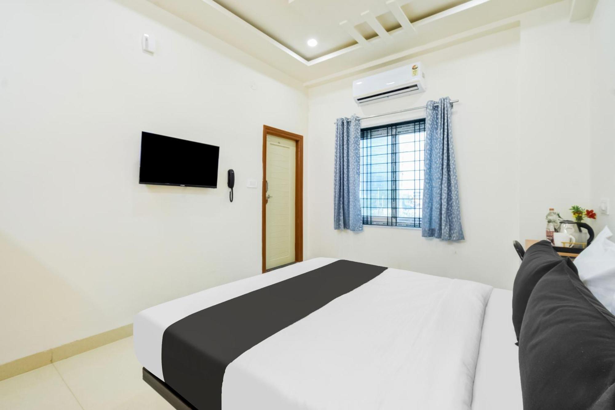 Super Townhouse Kokapet Formerly Aarian Tej Nilayam Gundipet Bagian luar foto